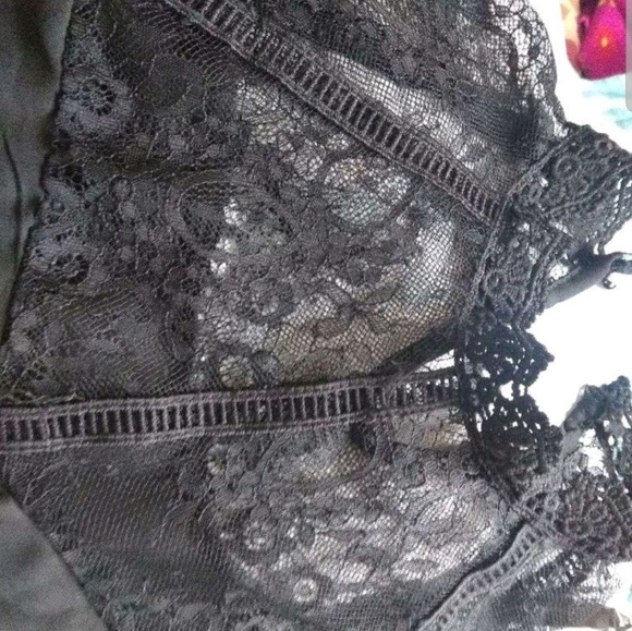 Lace yoke buttoned keyhole back top 😍 - Picture 6 of 6